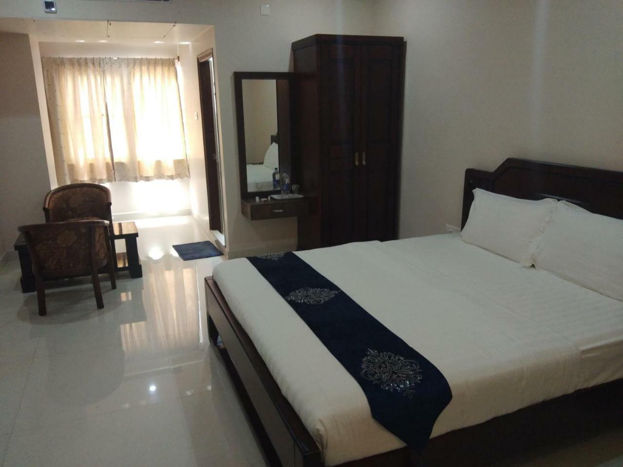 Jnr Grand Hotel Madanapalle Bagian luar foto