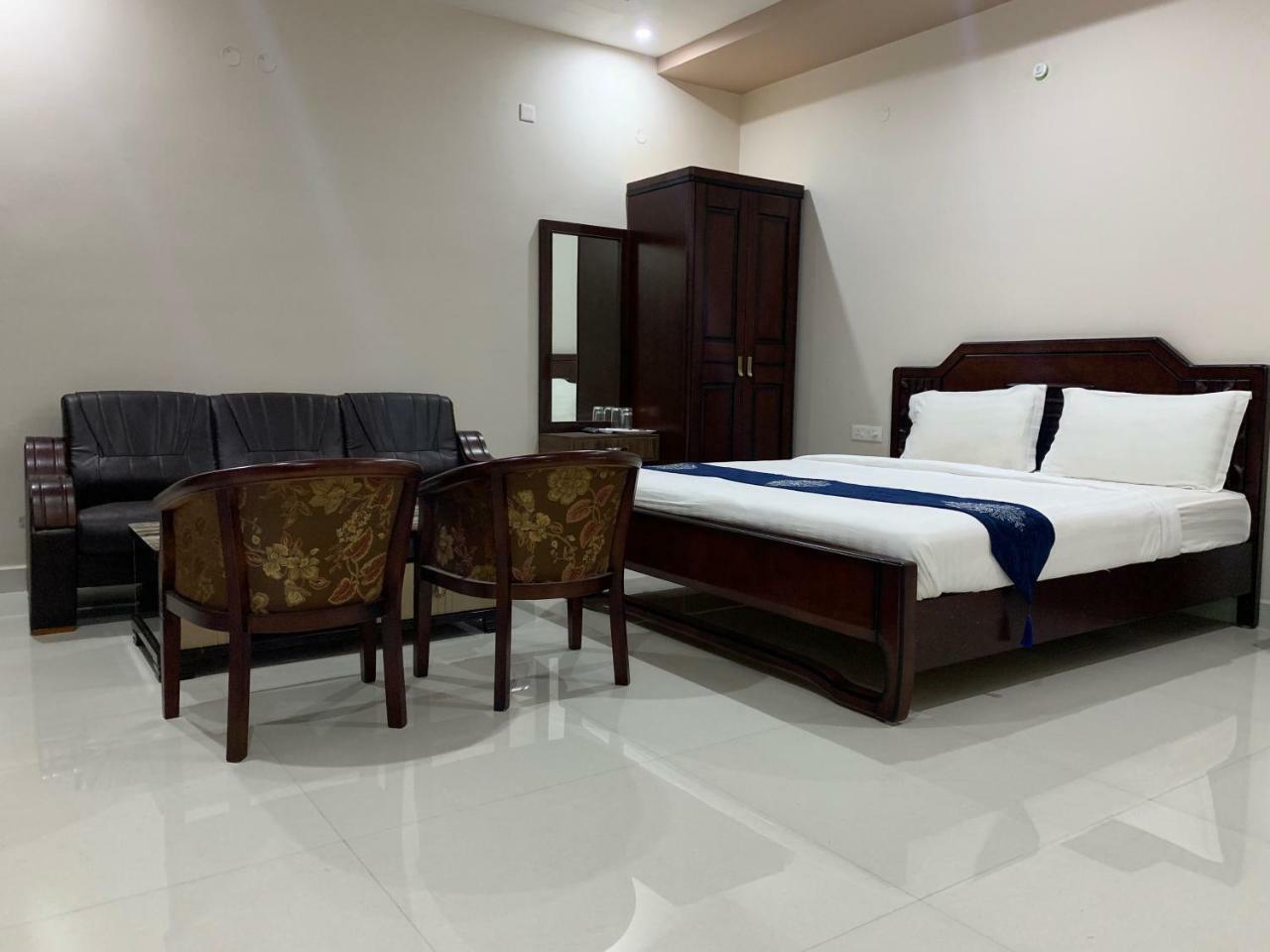 Jnr Grand Hotel Madanapalle Bagian luar foto