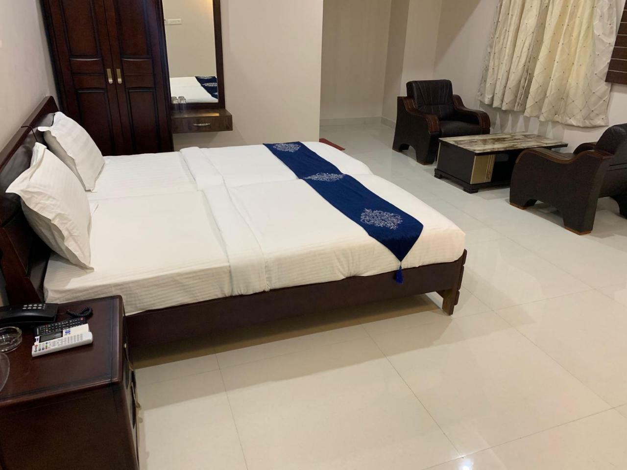 Jnr Grand Hotel Madanapalle Bagian luar foto
