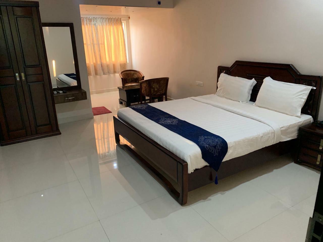 Jnr Grand Hotel Madanapalle Bagian luar foto